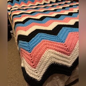 large handknit chevron zigzag blanket throw Afghan blue pink black white vintage